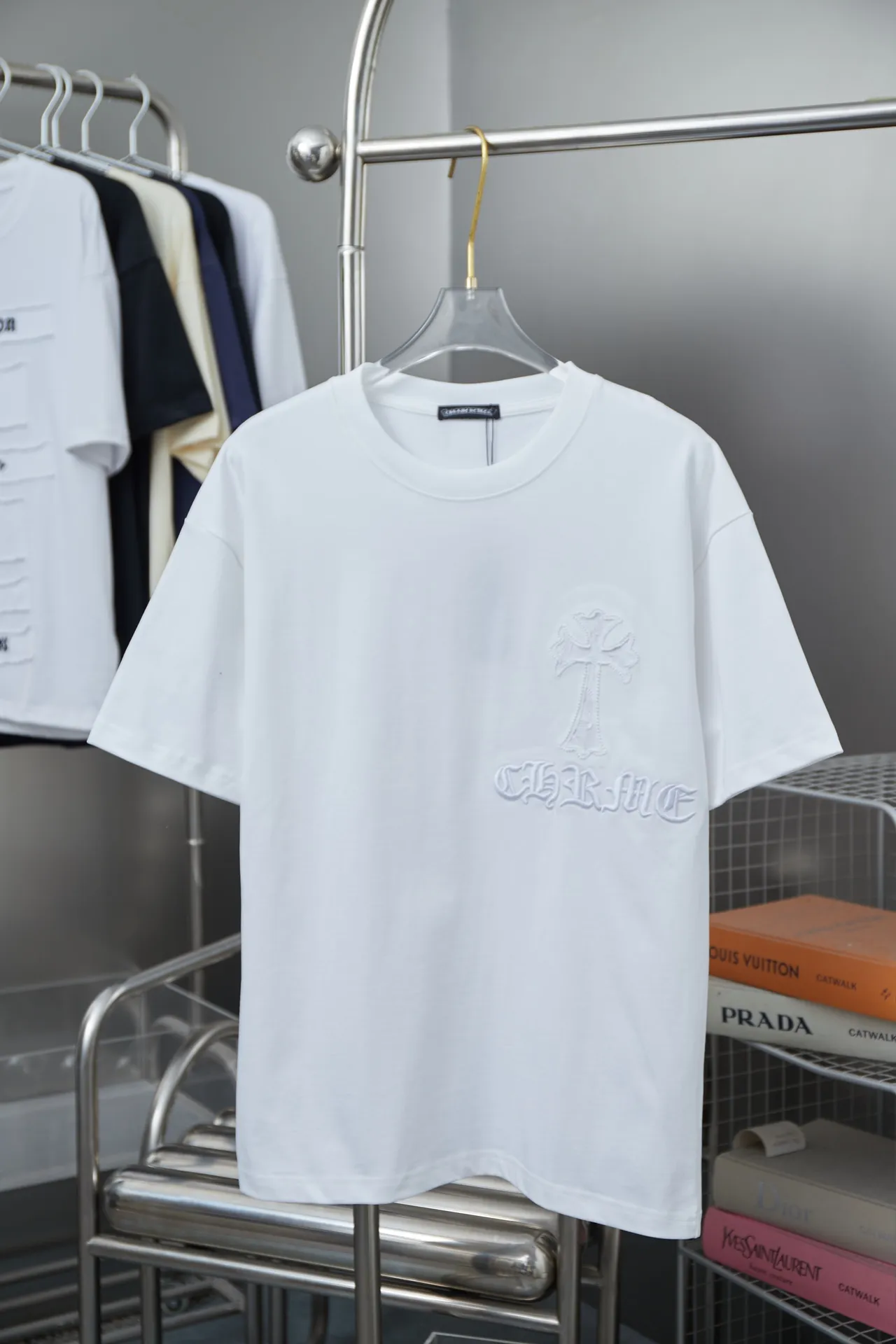 🅿️190 Ch*ome Hearte 25SS early spring new style, appliqué embroidered Crow heart cross short sleeves, light luxury, essential item for daily commuting for men and women, correct version, welcome to compare, detailed features · 320g 100% pure cotton double yarn jersey fabric · Custom dyed in the same vat, special thickened 32 count double strand 1X1 thread · Symmetrical front and rear imported Tajima machine embroidery tatami embroidery ➕ original cloth patch embroidery · Back neck webbing Croxin hardware accessories · Double needle stitching cross-stitching process · Original main mark washed tag brand moisture-proof paper packaging Color: black/white/grey Size: S/M/L/XL